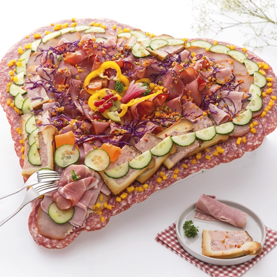 Assortiment de charcuterie et pâté en croute sur coeur