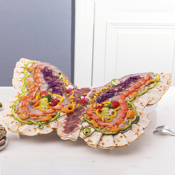 Assortiment de charcuteries et pâté en croute sur papillon
