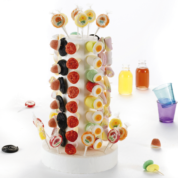 manege-bonbons Présentoir avec brochette de bonbons implantées