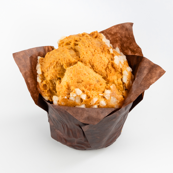 muffin-myrtille Délicieux muffin aux myrtilles avec des éclats de sucre sur le dessus