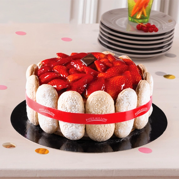 Charlottes aux fraises entremets aux fraises fraiches d'Alsace et entourée biscuits cuillère maison